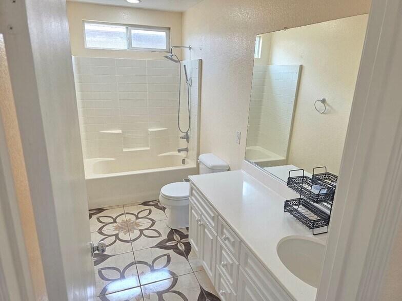 Building Photo - 1482 Peppermint Dr