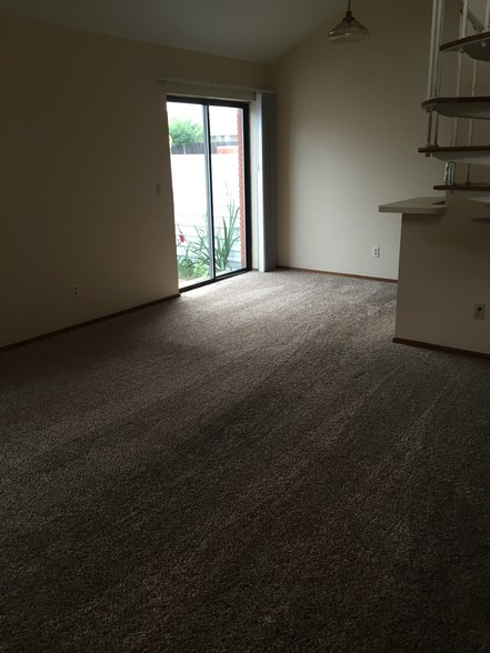 Living Room - 1932 E Lindsey St