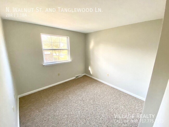 Building Photo - Spacious END-UNIT 3-BR Townhome in Dallast...