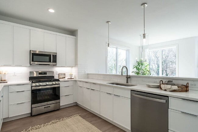 Building Photo - 611 Walnut Hts Dr