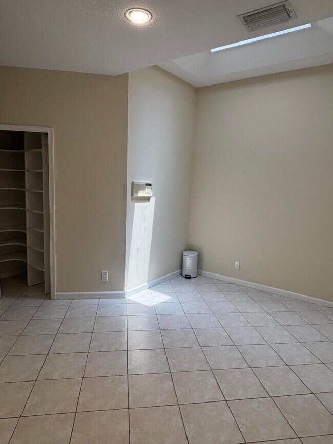 Building Photo - 10100 Larkspur Ln