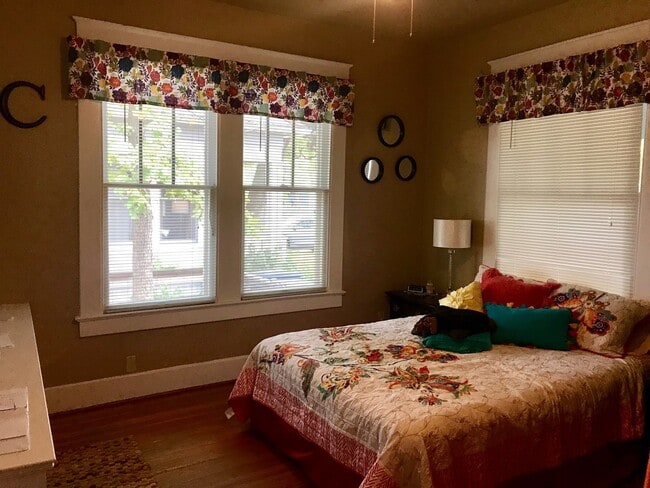 Building Photo - UT PRE-LEASE: Hyde Park 4 bed / 3 bath.  O...
