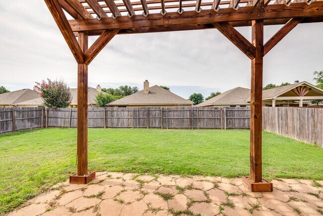 Building Photo - Great location. 4 bedrooms plus an office!