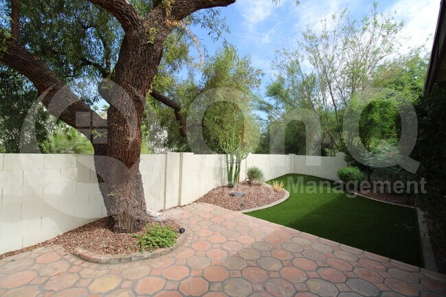 Building Photo - 7702 N Dreamy Draw Dr
