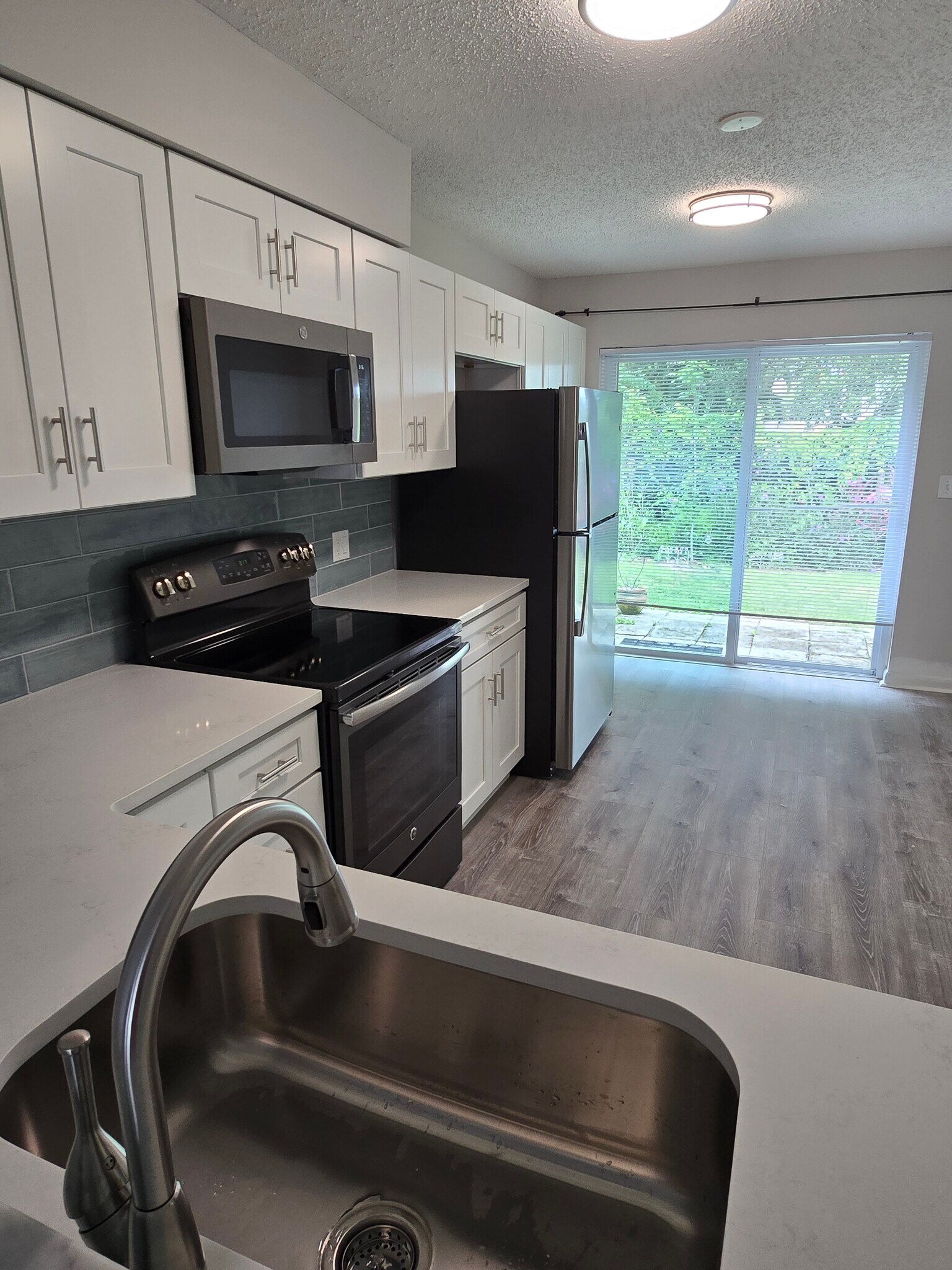 Building Photo - 843 Cambridge Ct