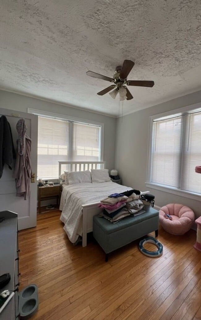 Building Photo - Large, Evanston 1BR! Heat Included - Elmwo...