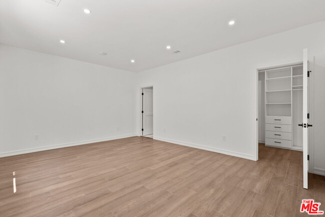 Building Photo - 1527 N Beverly Dr