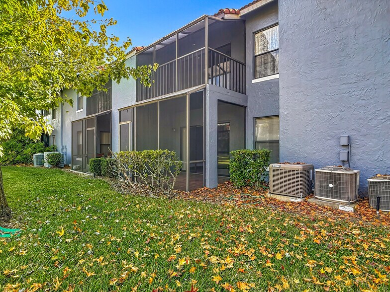 Building Photo - 4711 Capri Plz