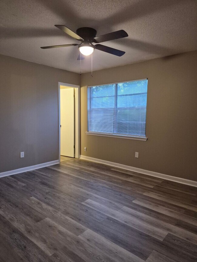 Building Photo - 145 Deerwood Ct