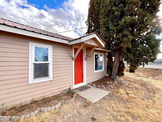 Building Photo - Non-Refundable & Security Deposit Total: $950.00