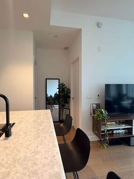 Building Photo - 75 Park Ln S