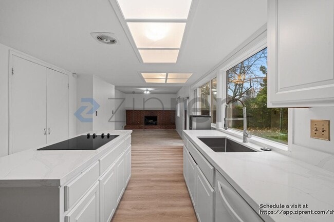 Building Photo - 60 Deerhaven Pl