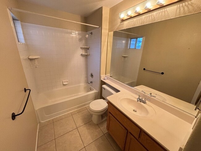 Building Photo - Gorgeous 3Bed/3Bath Home in the Gated Gree...
