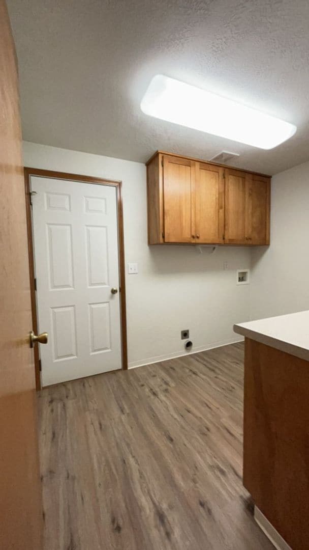 Building Photo - 3 Bedroom 2 Bath Single Family Home with F...