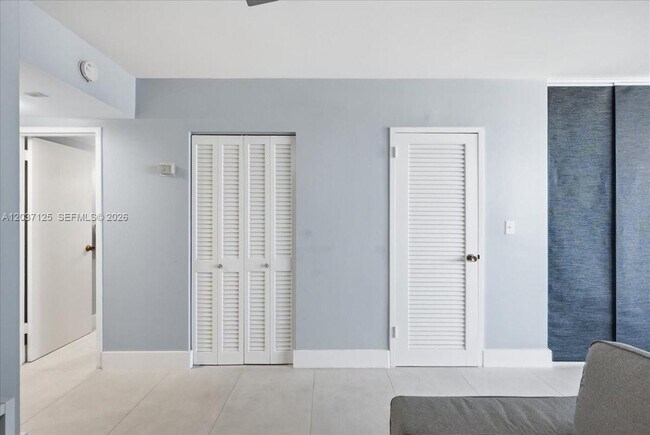 Building Photo - 2899 Collins Ave
