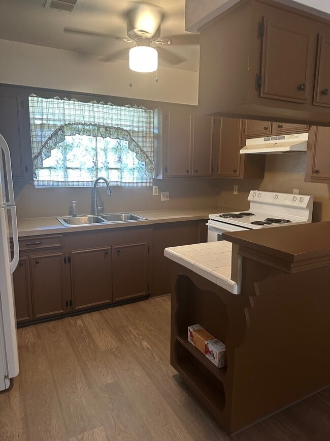 Building Photo - 6003 Heatherbrook Dr