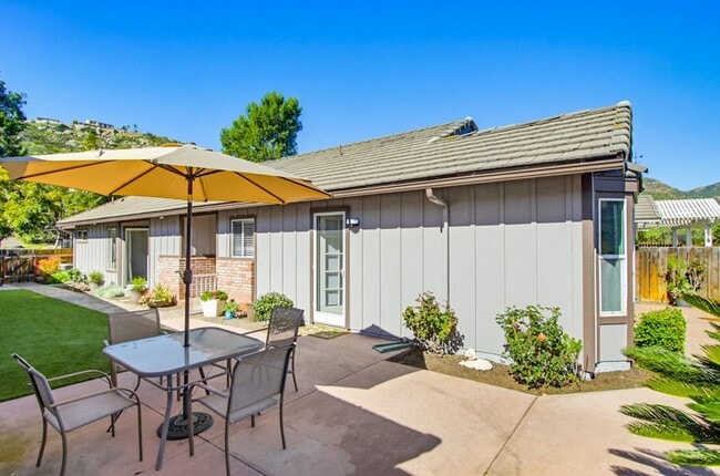 Building Photo - Beautifully Maintained 2 Bed / 2 Bath Home in Gated West Village Community