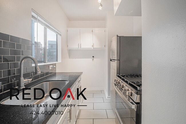 Building Photo - 250 Loma Dr