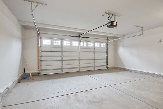 Building Photo - Great Home with Fenced Yard!