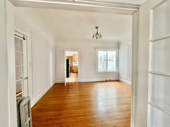 Building Photo - Charming 1 Bedroom Flat with a separate of...