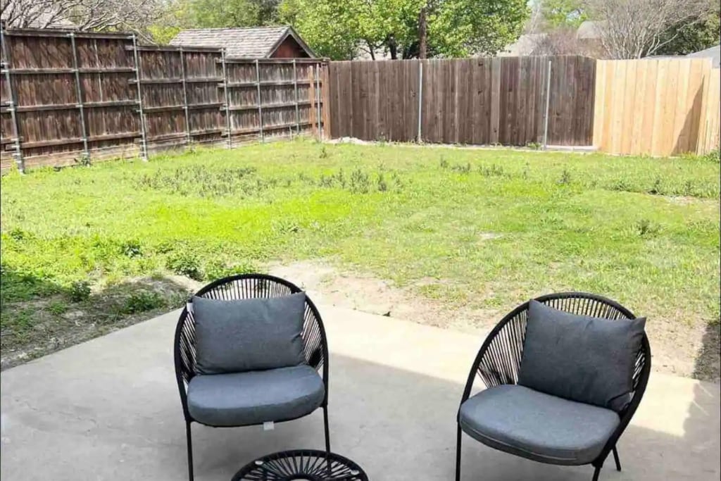 Building Photo - 306 W Lookout Dr