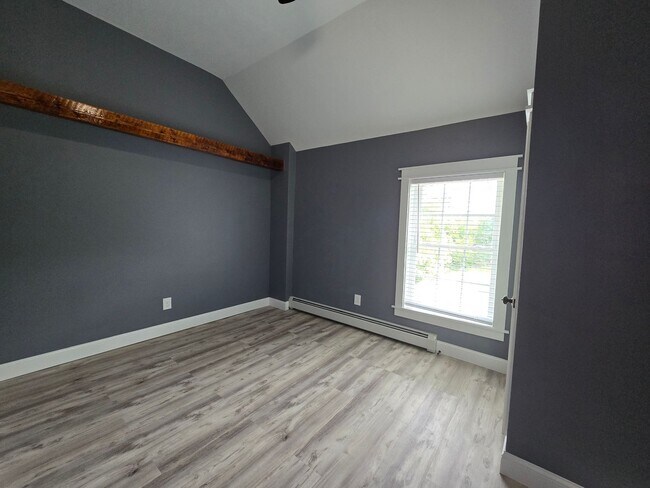 Building Photo - 319 Main St