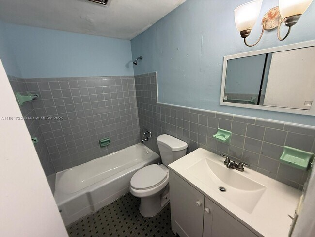 Building Photo - 2917 Plunkett St