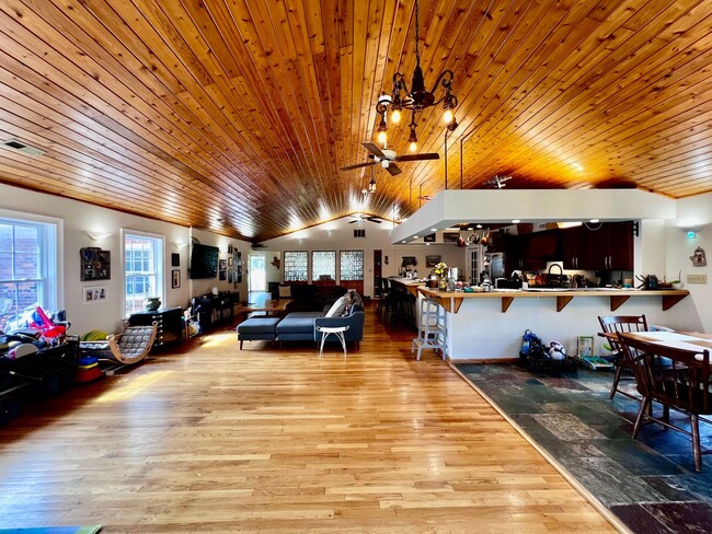 Building Photo - Love Where You Live in Lake Shores!