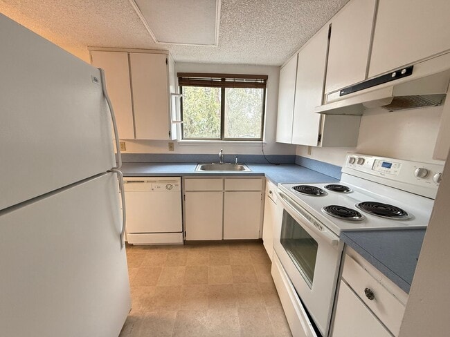 Building Photo - 2 Bed/1 Bath SE Bend Condo with Single Car...