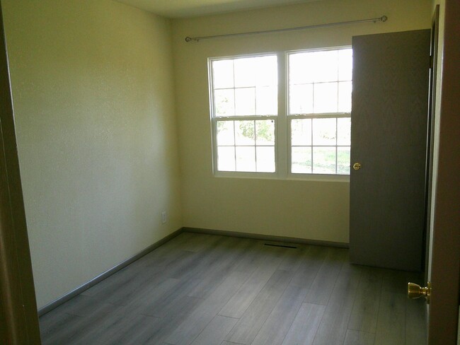 Building Photo - 4 Bed 2 Bath 2 Car Garage 1/2 off 1st Mont...