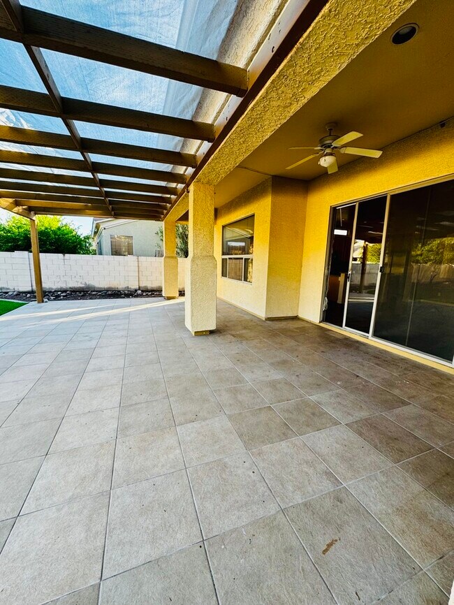 Building Photo - FOR RENT