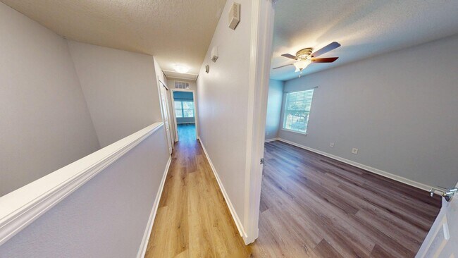 Building Photo - Beautiful 3 bedroom, 2.5 bathroom townhome