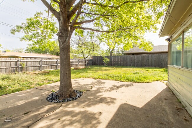 Building Photo - 1556 Singleton Ave