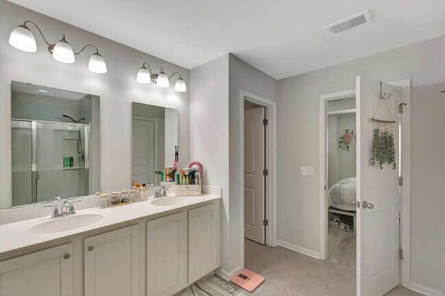 Building Photo - Large open floor plan in Spring Grove Plan...