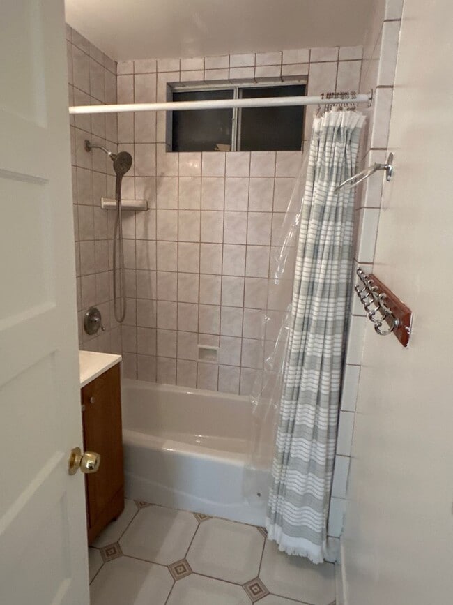 Building Photo - 608 N Orange Ave