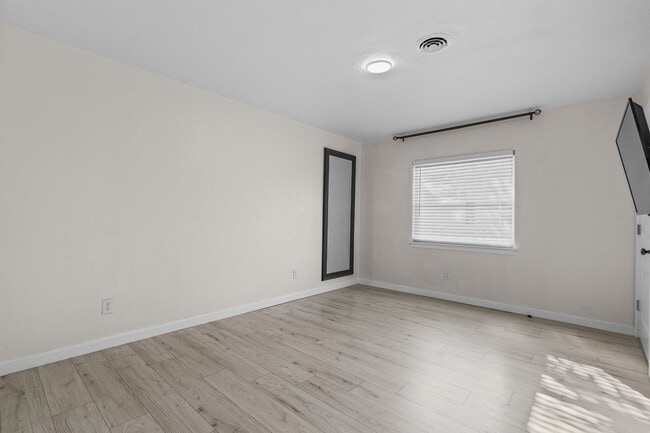 Building Photo - 1401 Drew St