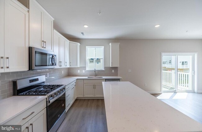 Building Photo - 715 Platinum Dr