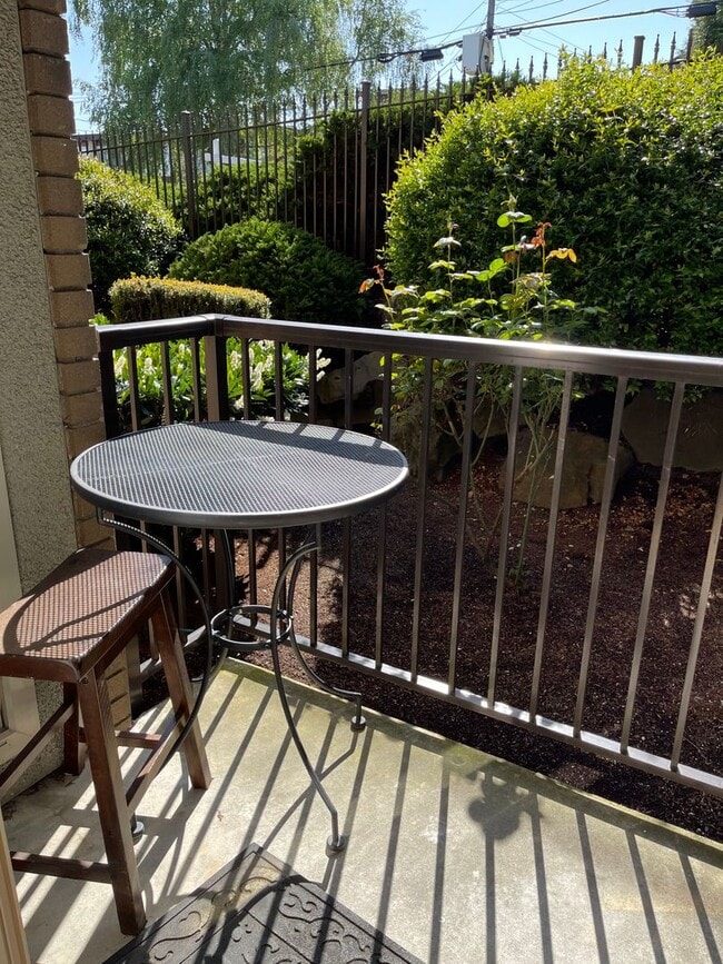 Building Photo - Location, Location!! Spacious Condo on Low...
