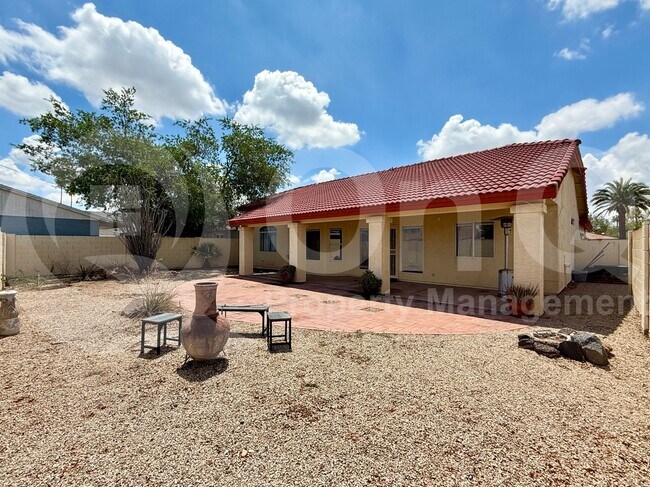 Building Photo - 822 W Earll Dr