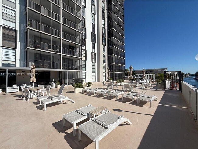 Building Photo - 2500 NE 135th St