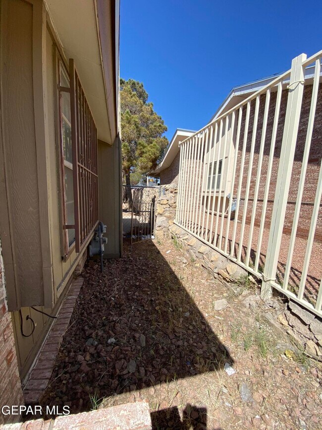 Building Photo - 823 Montera Rd