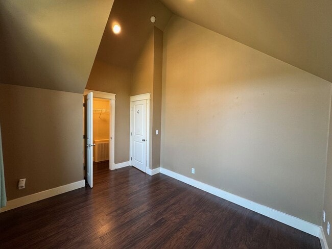Building Photo - Cozy 3 bed 2.5 bath townhome on North Quee...