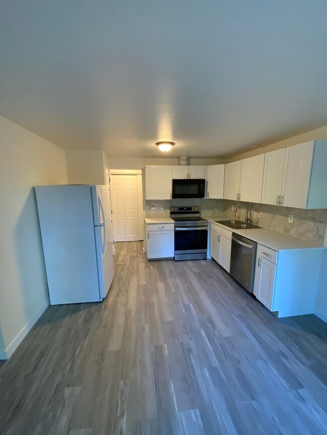 Building Photo - AVAILABLE NOW!!!!! West Olympia 2bdr 1.5bath Townhome w/ garage & parking