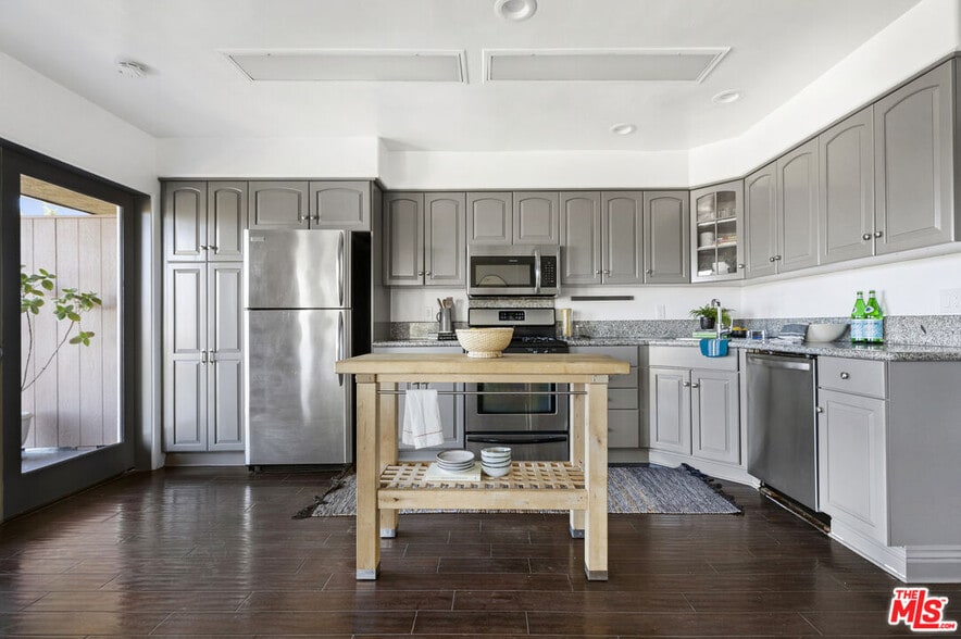 Building Photo - 1850 San Jacinto St