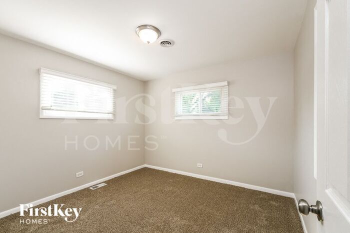 Building Photo - 9358 S Richmond Ave