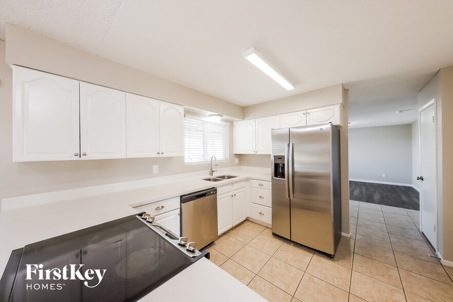 Building Photo - 9914 N 73rd Ave