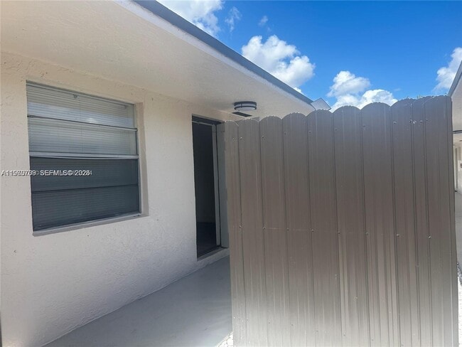 Building Photo - 916 SW 10th St