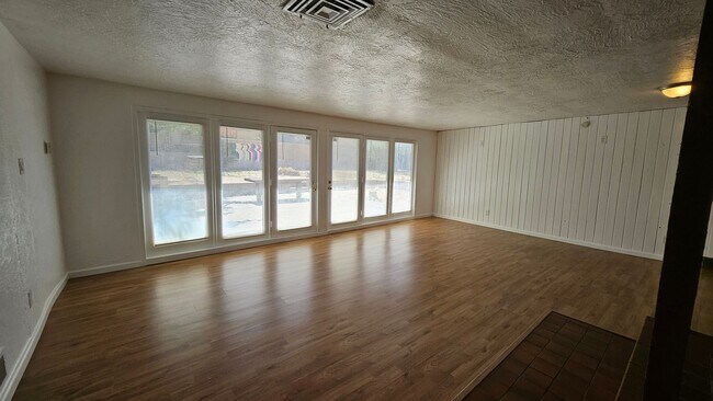 Building Photo - 4bed 2 bath