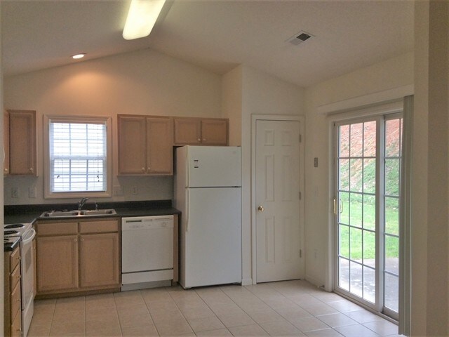 Building Photo - 201 Charlotte Ct