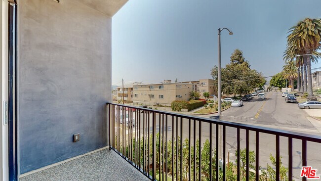 Building Photo - 4462 W Maplewood Ave